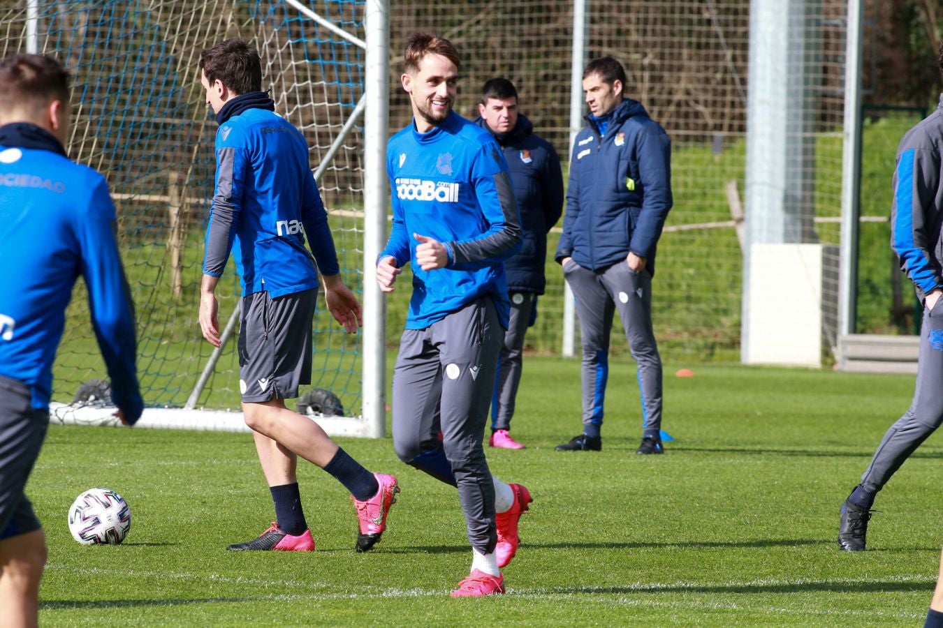 Las mejores imágenes de la plantilla txuri-urdin preparandose para el partido más importante de la temporada.