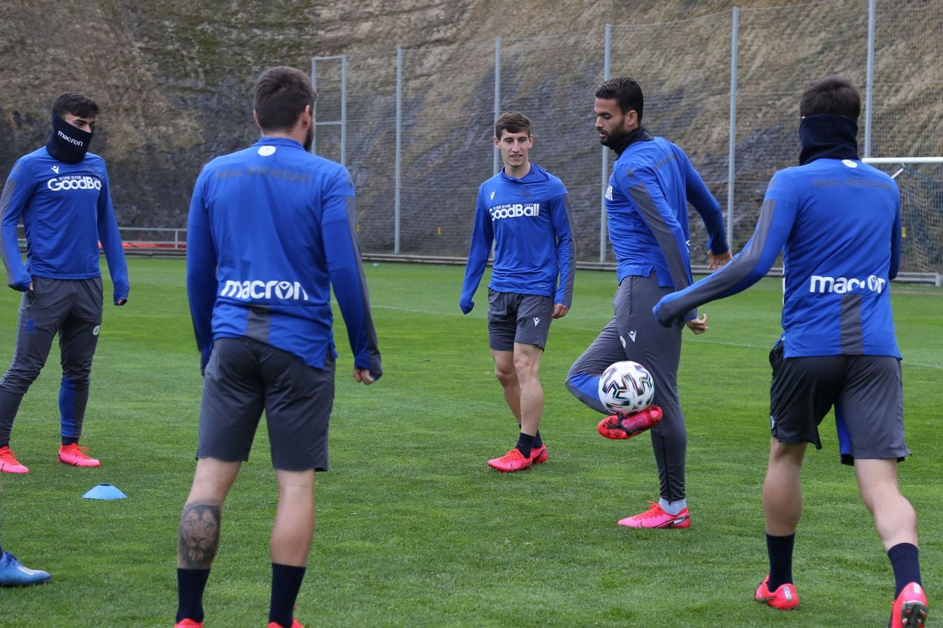 Las mejores imágenes de la plantilla txuri-urdin preparandose para el partido más importante de la temporada.