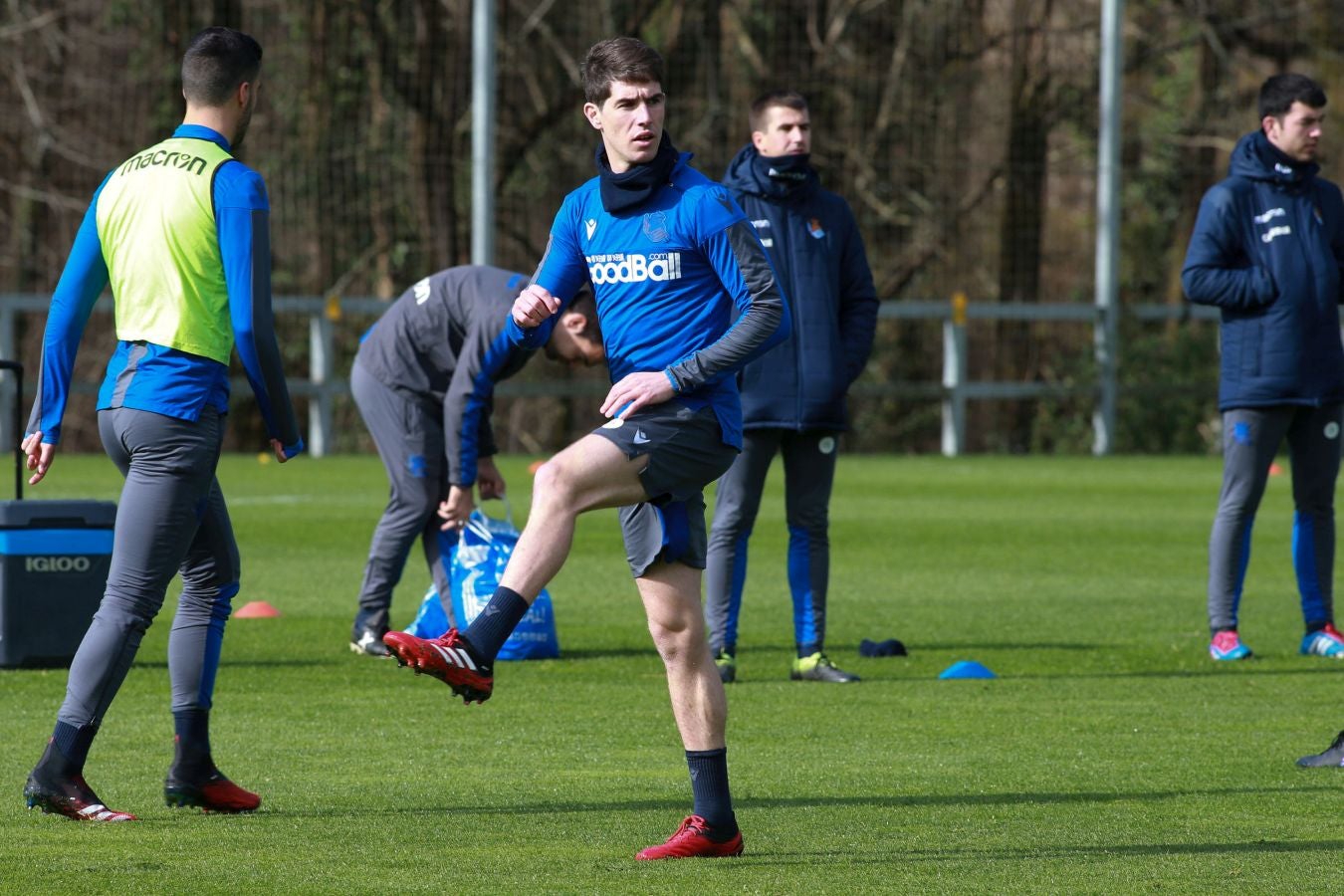 Las mejores imágenes de la plantilla txuri-urdin preparandose para el partido más importante de la temporada.