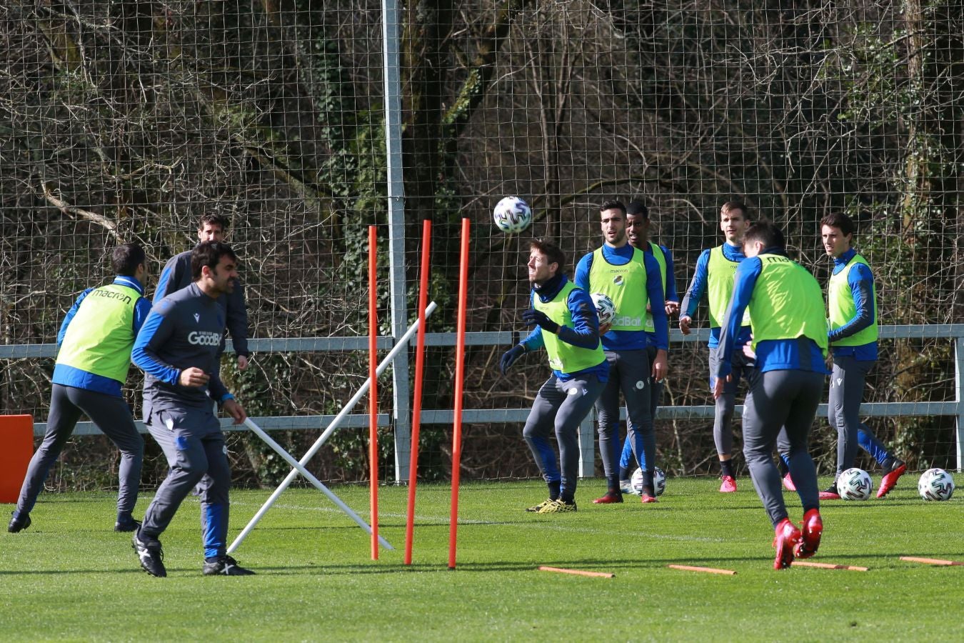 Las mejores imágenes de la plantilla txuri-urdin preparandose para el partido más importante de la temporada.