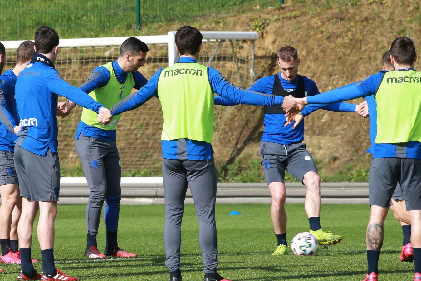 Las mejores imágenes de la plantilla txuri-urdin preparandose para el partido más importante de la temporada.