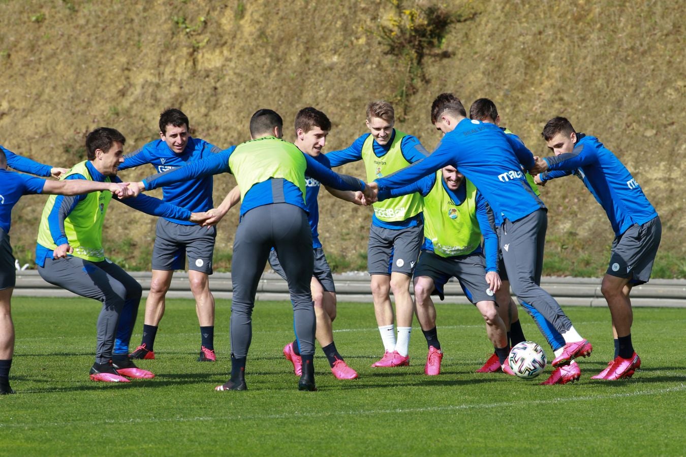 Las mejores imágenes de la plantilla txuri-urdin preparandose para el partido más importante de la temporada.