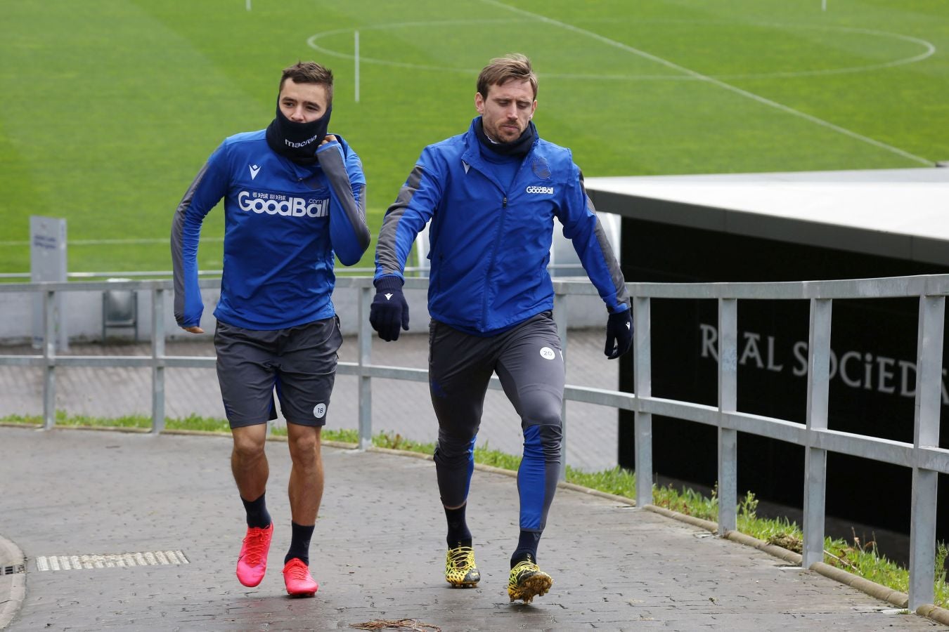 Las mejores imágenes de la plantilla txuri-urdin preparandose para el partido más importante de la temporada.