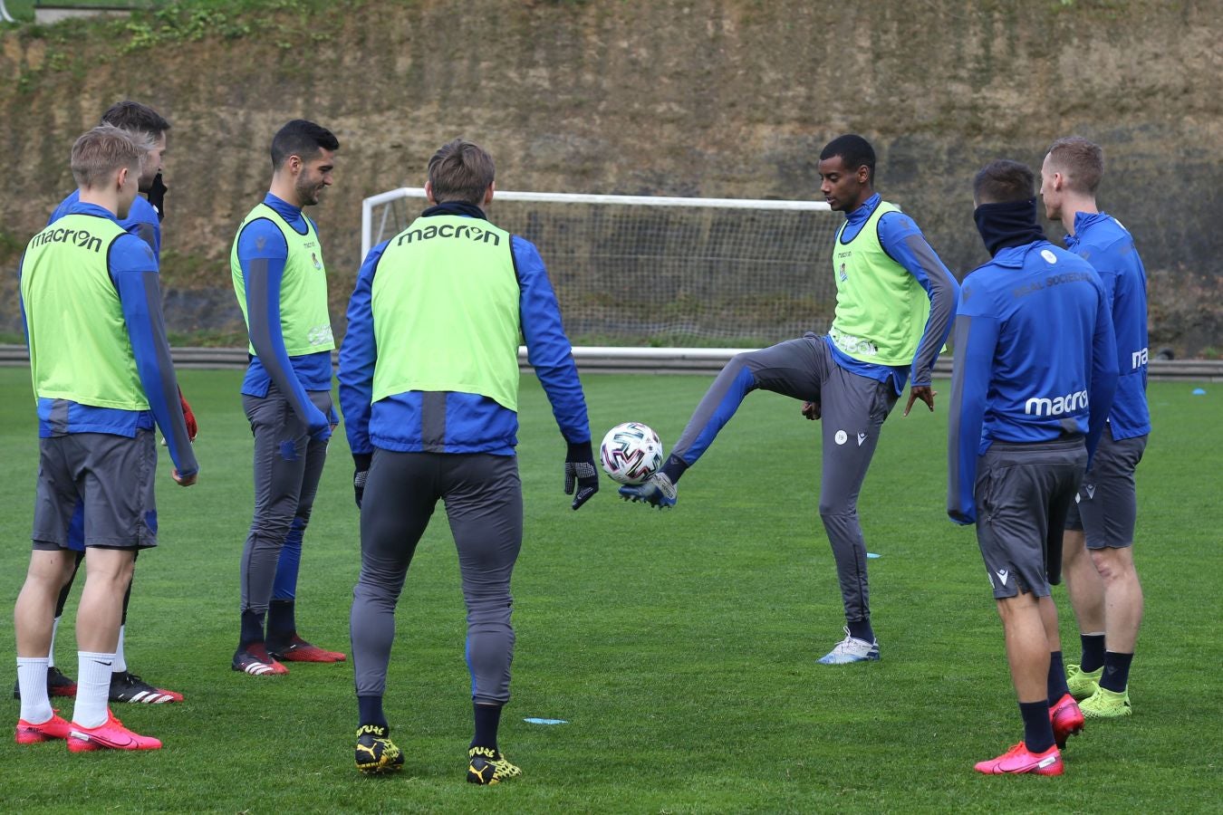 Las mejores imágenes de la plantilla txuri-urdin preparandose para el partido más importante de la temporada.