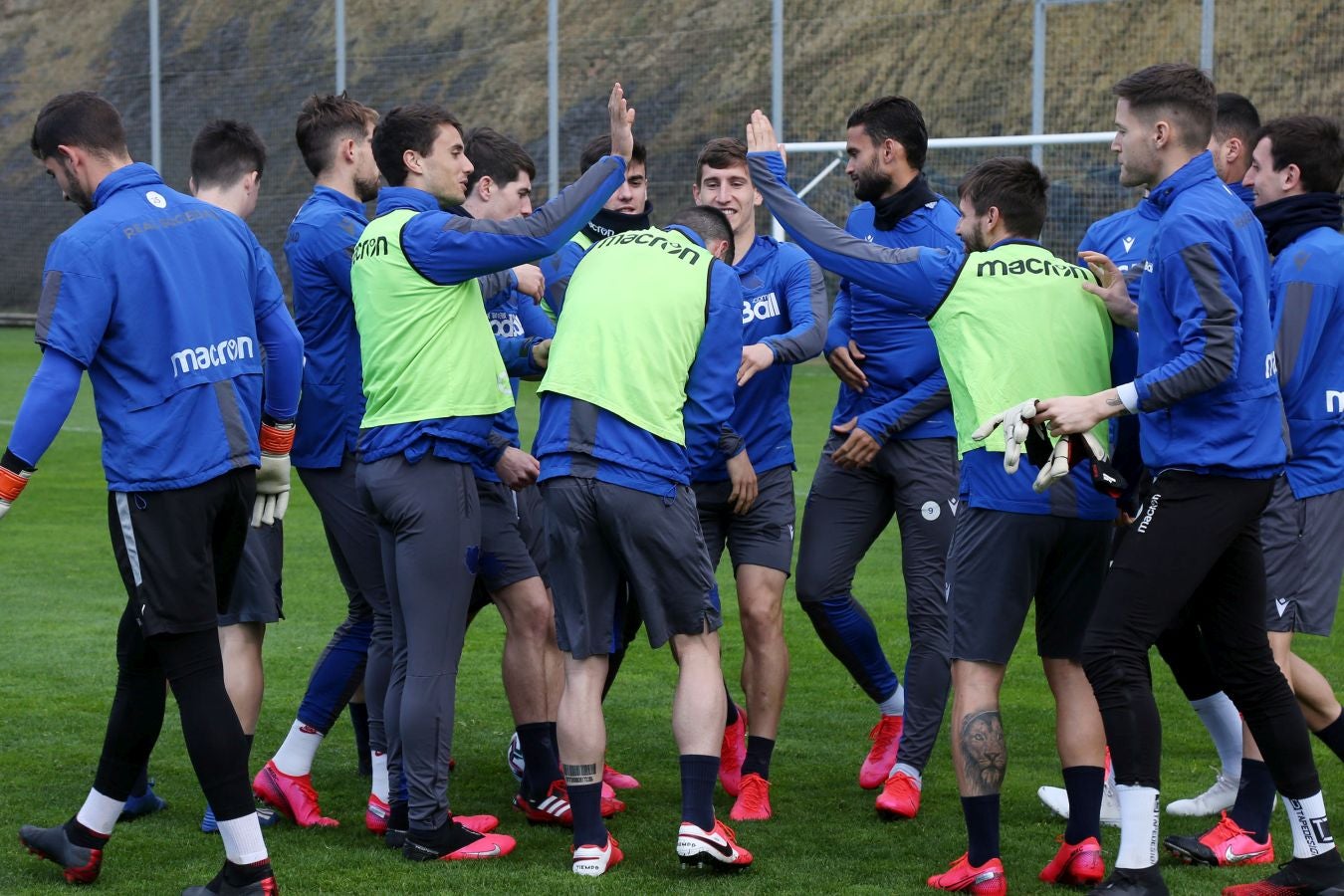 Las mejores imágenes de la plantilla txuri-urdin preparandose para el partido más importante de la temporada.