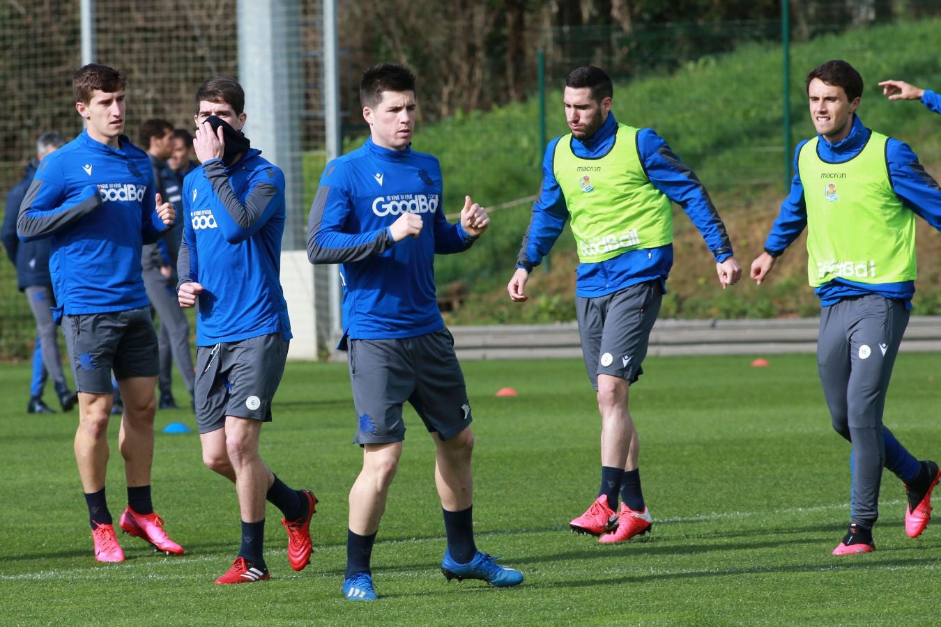 Las mejores imágenes de la plantilla txuri-urdin preparandose para el partido más importante de la temporada.