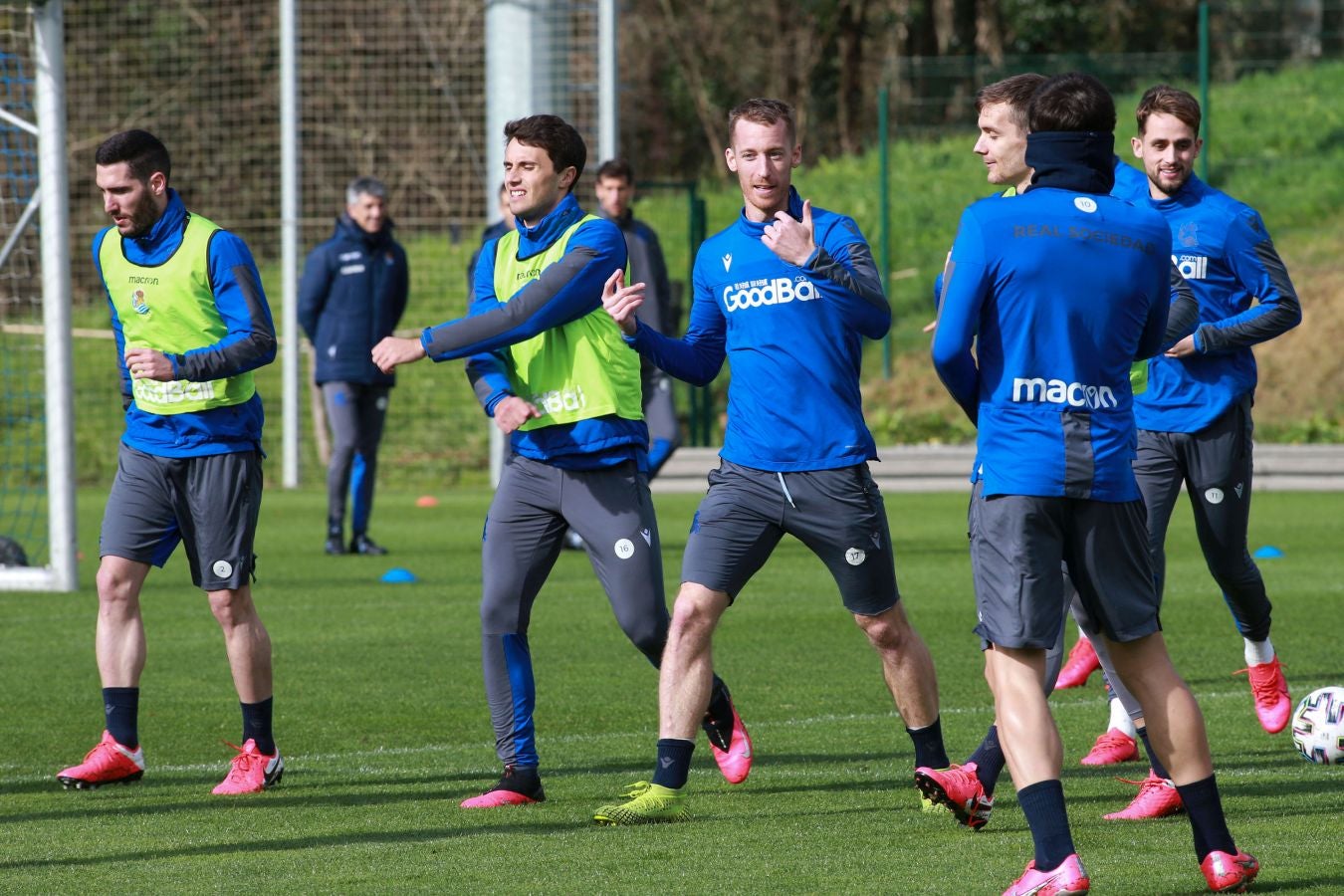 Las mejores imágenes de la plantilla txuri-urdin preparandose para el partido más importante de la temporada.