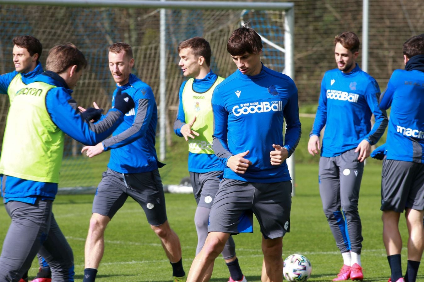 Las mejores imágenes de la plantilla txuri-urdin preparandose para el partido más importante de la temporada.