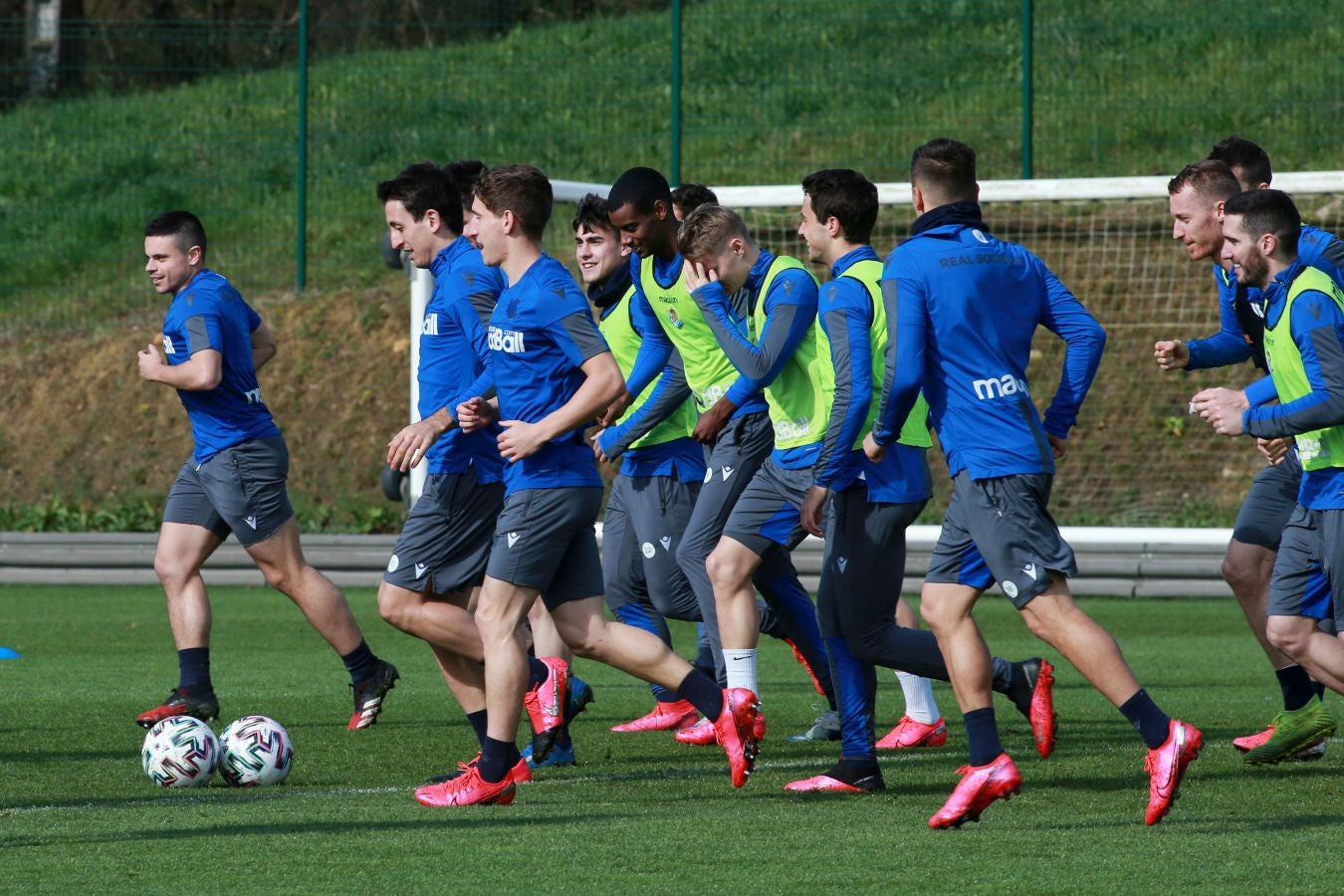 Las mejores imágenes de la plantilla txuri-urdin preparandose para el partido más importante de la temporada.