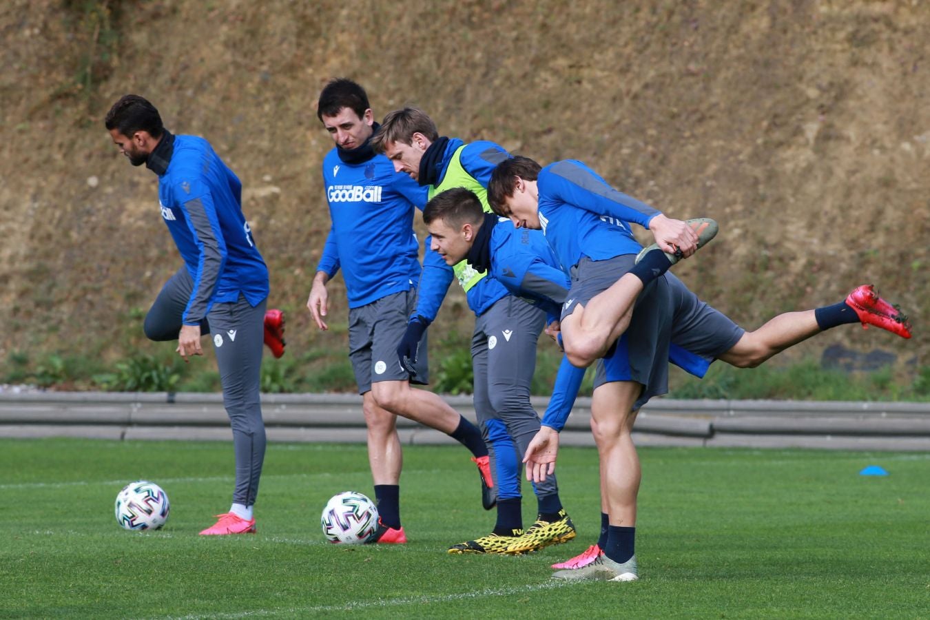 Las mejores imágenes de la plantilla txuri-urdin preparandose para el partido más importante de la temporada.