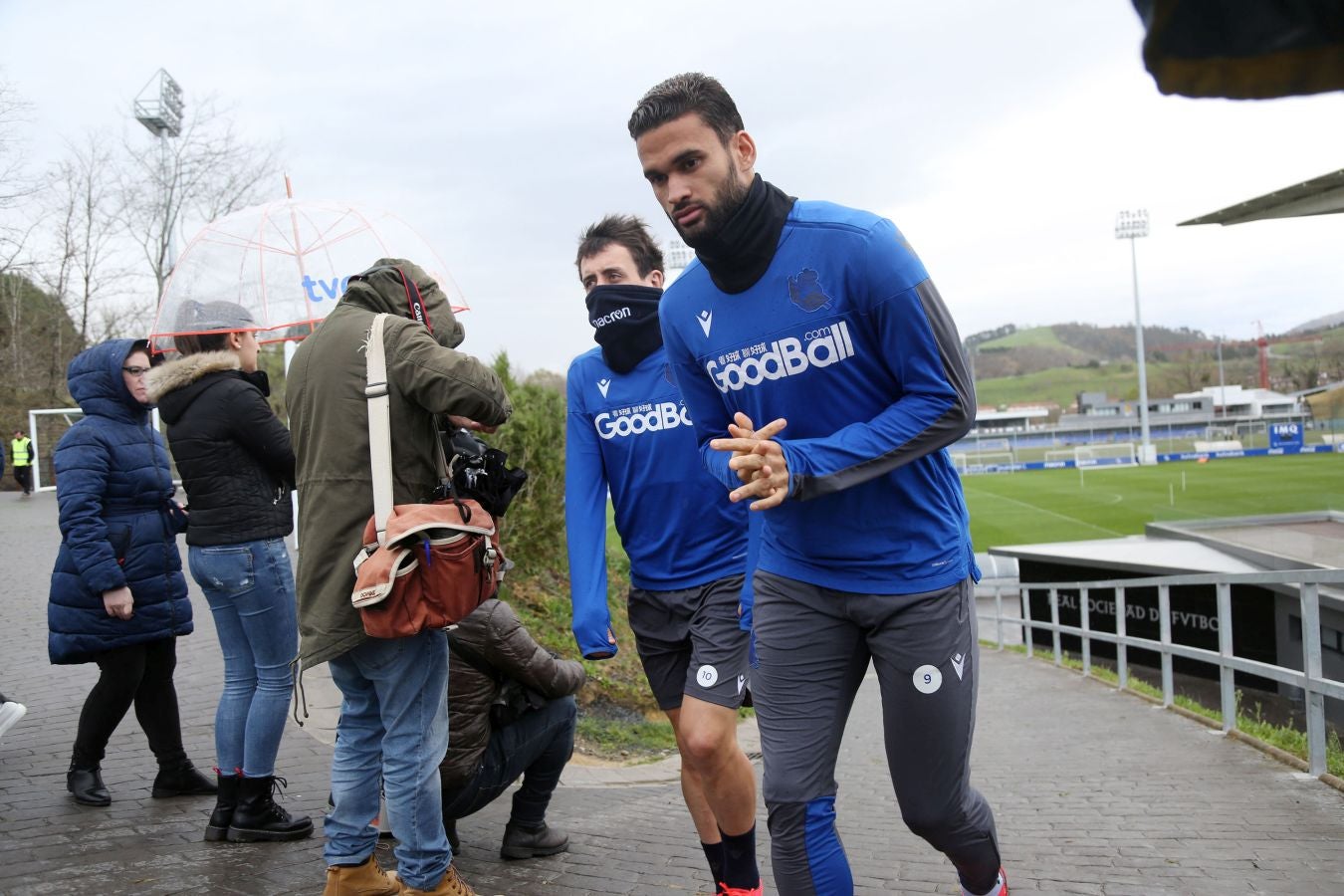 Las mejores imágenes de la plantilla txuri-urdin preparandose para el partido más importante de la temporada.