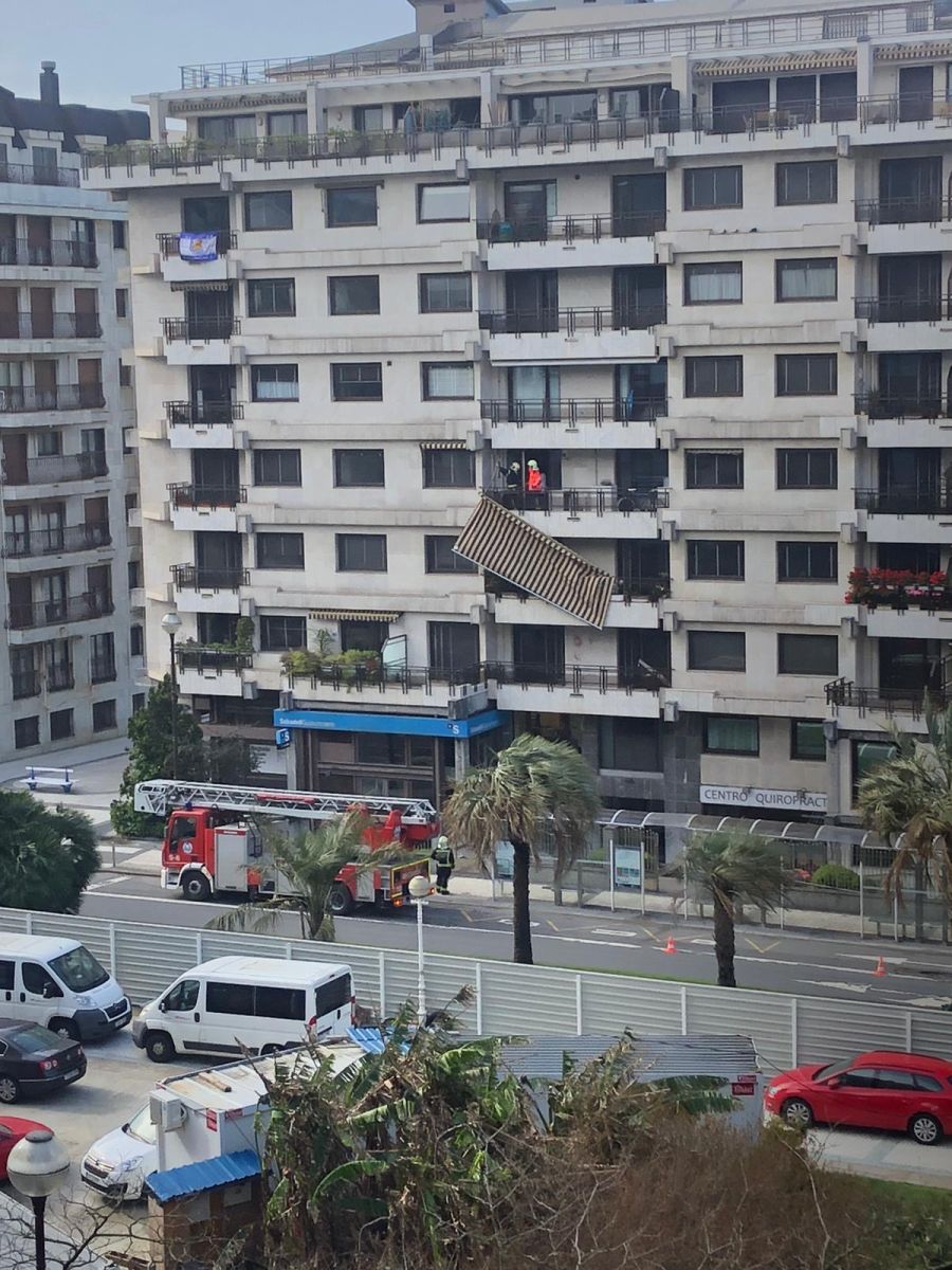 El temporal continúa azotando la costa, con fuerte oleaje y rachas de viento muy potentes que han alcanzado los 128 kilómetros por hora en zonas costeras, lo que han provocado afecciones.