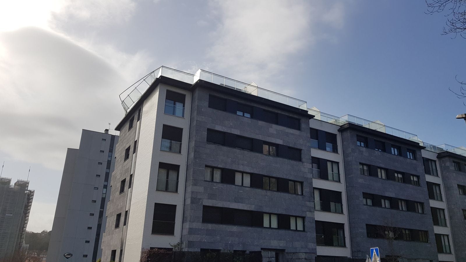 El temporal continúa azotando la costa, con fuerte oleaje y rachas de viento muy potentes que han alcanzado los 128 kilómetros por hora en zonas costeras, lo que han provocado afecciones.