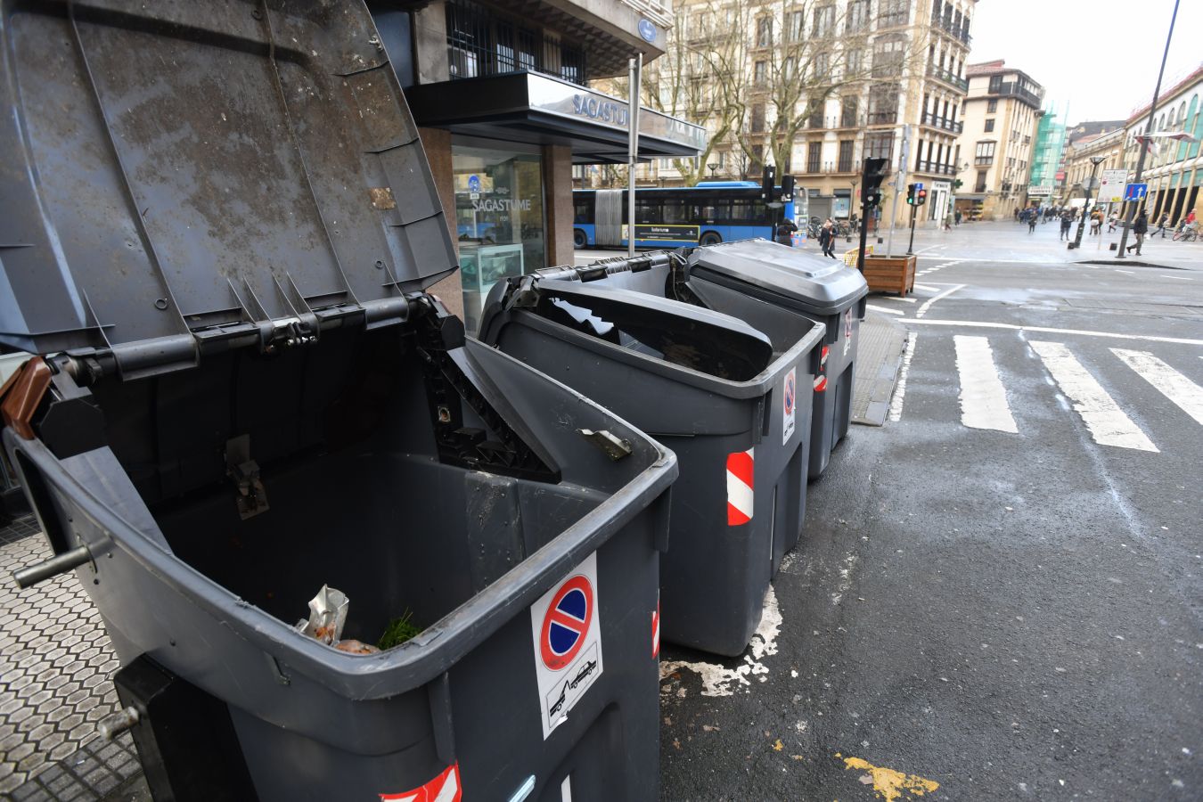El temporal continúa azotando la costa, con fuerte oleaje y rachas de viento muy potentes que han alcanzado los 128 kilómetros por hora en zonas costeras, lo que han provocado afecciones.