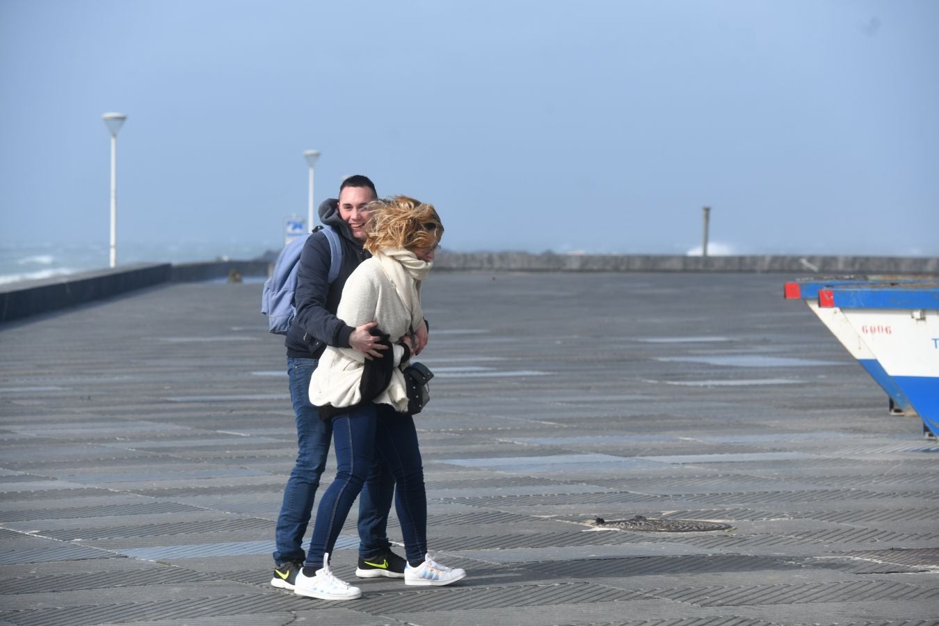 El temporal continúa azotando la costa, con fuerte oleaje y rachas de viento muy potentes que han alcanzado los 128 kilómetros por hora en zonas costeras, lo que han provocado afecciones.