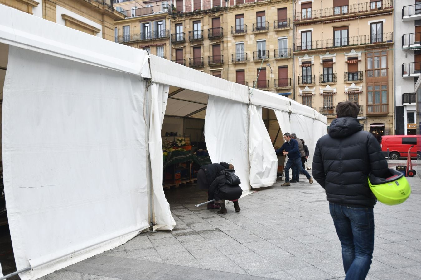 El temporal continúa azotando la costa, con fuerte oleaje y rachas de viento muy potentes que han alcanzado los 128 kilómetros por hora en zonas costeras, lo que han provocado afecciones.