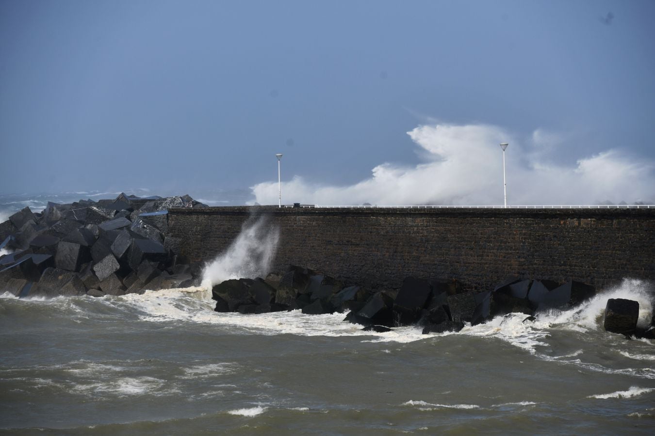 El temporal continúa azotando la costa, con fuerte oleaje y rachas de viento muy potentes que han alcanzado los 128 kilómetros por hora en zonas costeras, lo que han provocado afecciones.
