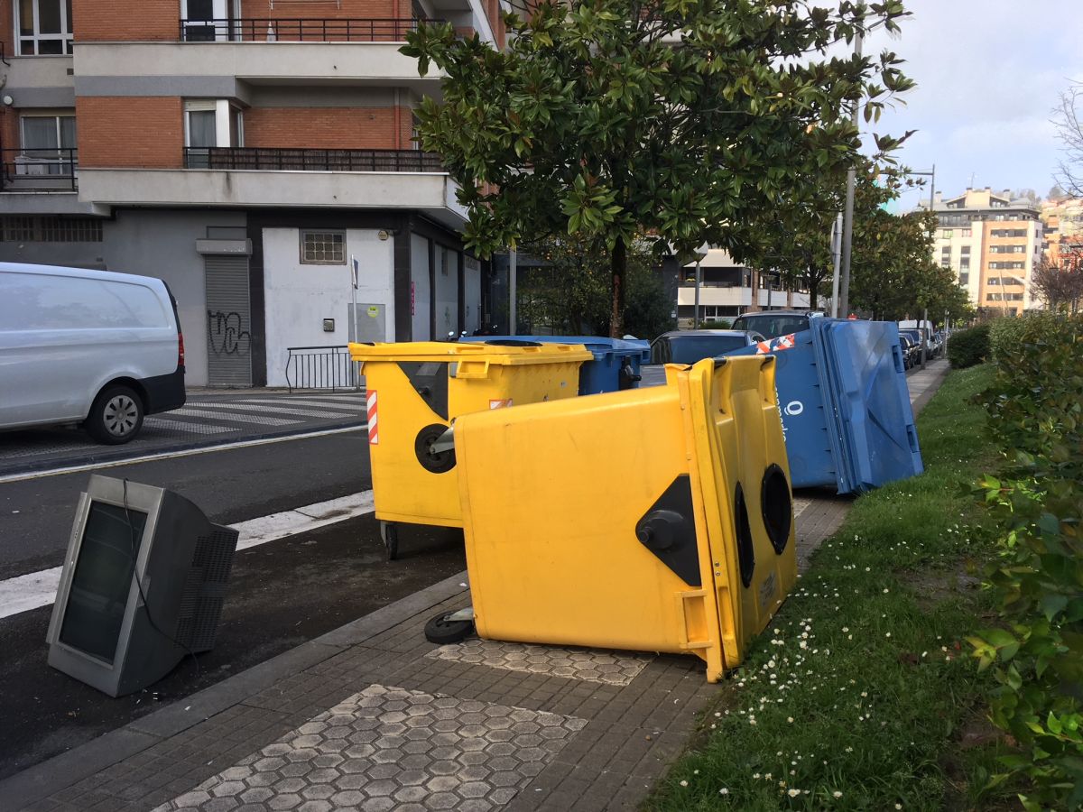 El temporal continúa azotando la costa, con fuerte oleaje y rachas de viento muy potentes que han alcanzado los 128 kilómetros por hora en zonas costeras, lo que han provocado afecciones.