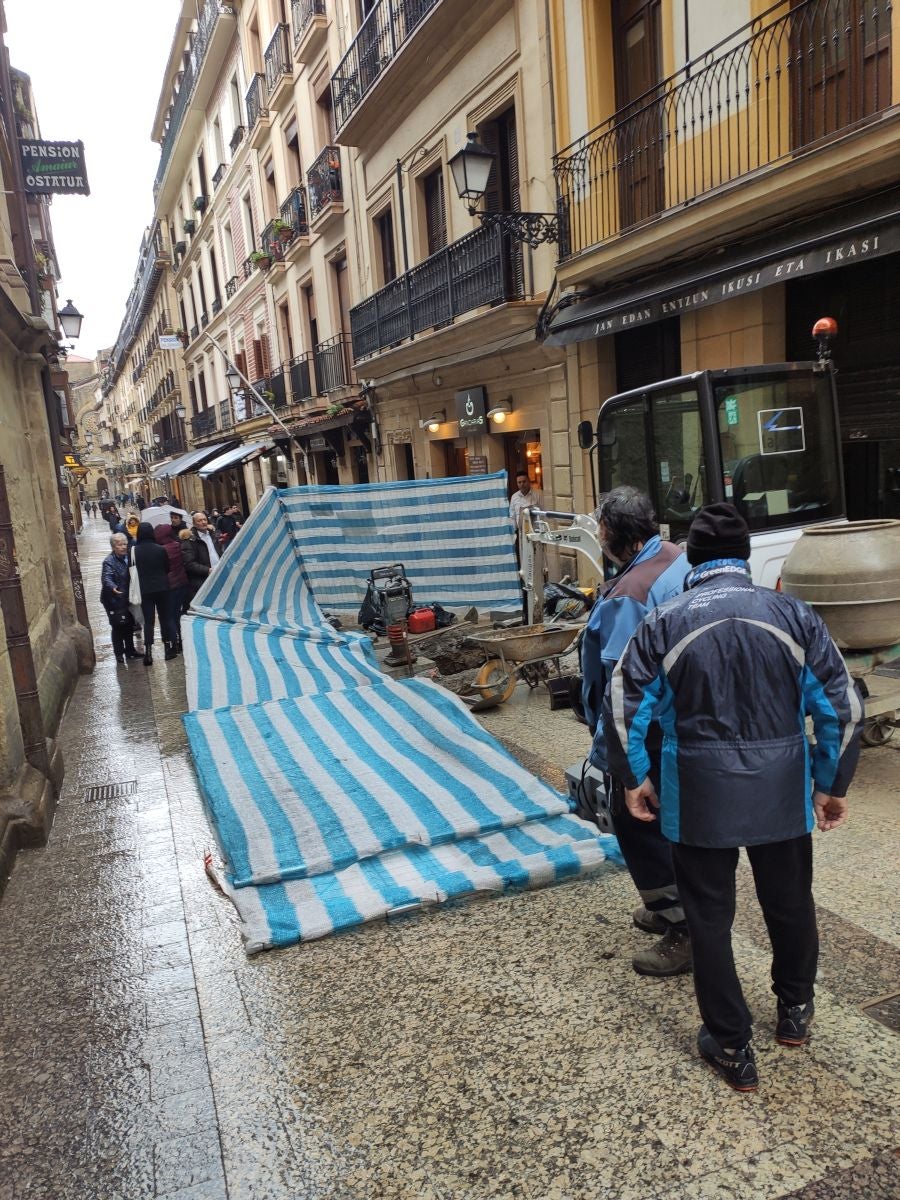 El temporal continúa azotando la costa, con fuerte oleaje y rachas de viento muy potentes que han alcanzado los 128 kilómetros por hora en zonas costeras, lo que han provocado afecciones.