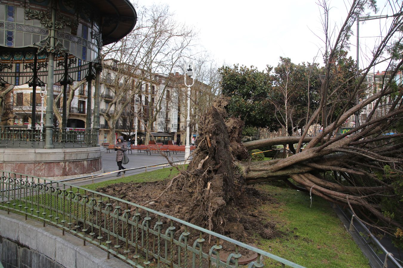 El temporal continúa azotando la costa, con fuerte oleaje y rachas de viento muy potentes que han alcanzado los 128 kilómetros por hora en zonas costeras, lo que han provocado afecciones.