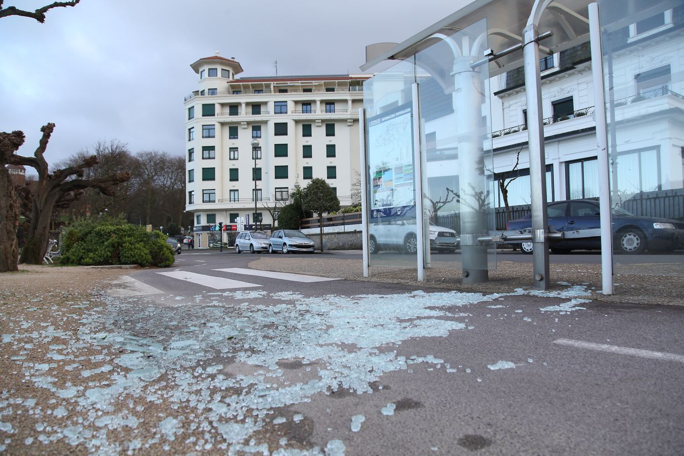 El temporal continúa azotando la costa, con fuerte oleaje y rachas de viento muy potentes que han alcanzado los 128 kilómetros por hora en zonas costeras, lo que han provocado afecciones.
