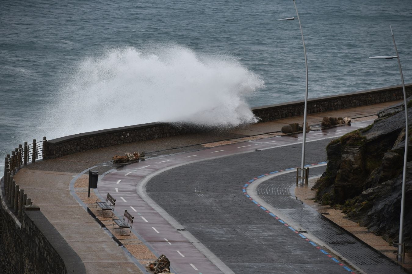 El temporal continúa azotando la costa, con fuerte oleaje y rachas de viento muy potentes que han alcanzado los 128 kilómetros por hora en zonas costeras, lo que han provocado afecciones.