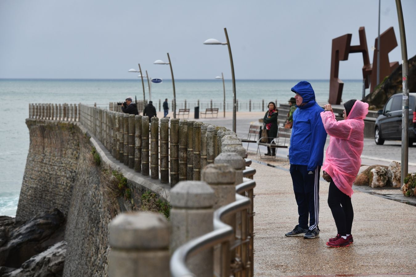 El temporal continúa azotando la costa, con fuerte oleaje y rachas de viento muy potentes que han alcanzado los 128 kilómetros por hora en zonas costeras, lo que han provocado afecciones.
