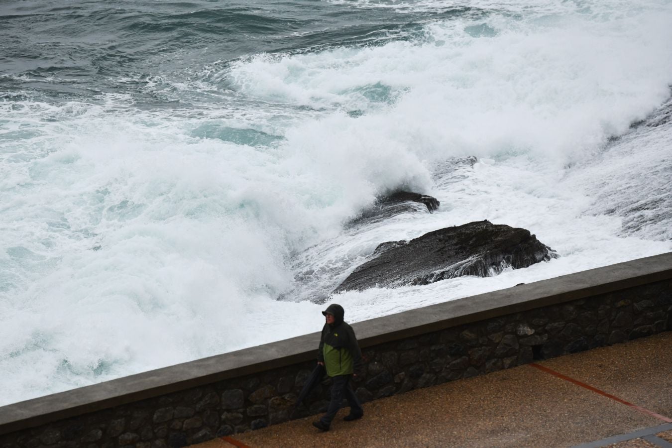 El temporal continúa azotando la costa, con fuerte oleaje y rachas de viento muy potentes que han alcanzado los 128 kilómetros por hora en zonas costeras, lo que han provocado afecciones.