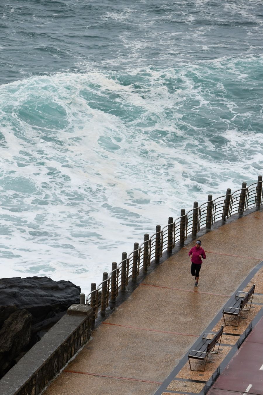 El temporal continúa azotando la costa, con fuerte oleaje y rachas de viento muy potentes que han alcanzado los 128 kilómetros por hora en zonas costeras, lo que han provocado afecciones.
