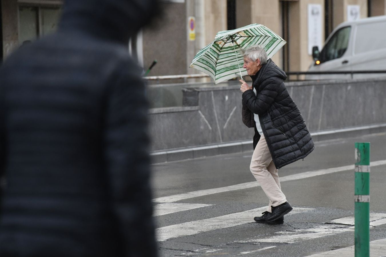 El temporal continúa azotando la costa, con fuerte oleaje y rachas de viento muy potentes que han alcanzado los 128 kilómetros por hora en zonas costeras, lo que han provocado afecciones.