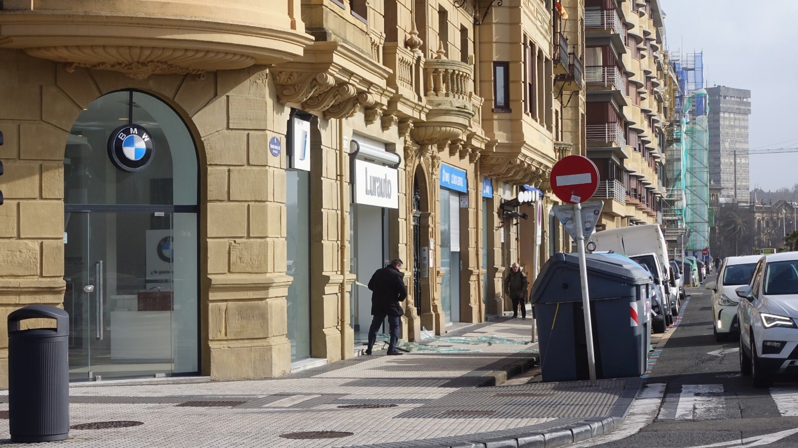 El temporal continúa azotando la costa, con fuerte oleaje y rachas de viento muy potentes que han alcanzado los 128 kilómetros por hora en zonas costeras, lo que han provocado afecciones.