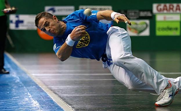 Aimar Olaizola devuelve una pelota desde el ancho en el Beotibar de Tolosa durante el presente Campeonato de Parejas. 