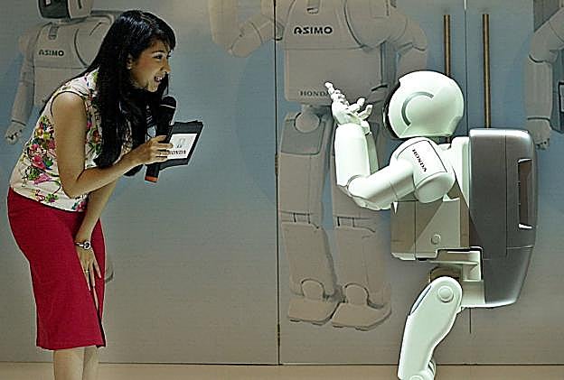 Una mujer 'conversa' con un robot en una presentación en Yakarta. 