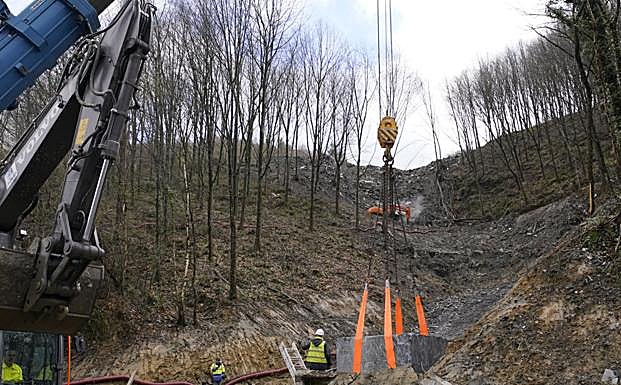 Labores de construcción de la escollera con una maquinaria especial que alza rocas de 45 toneladas. 