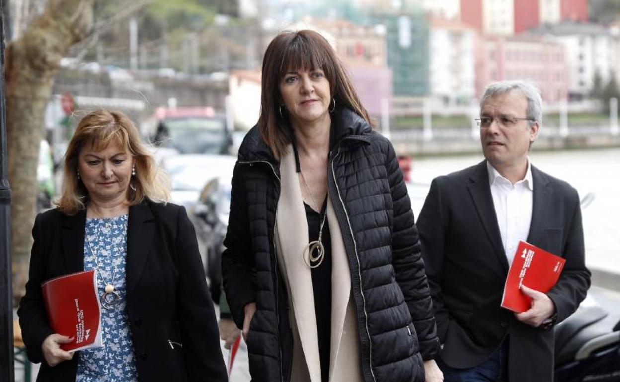 La secretaria general del PSE-EE y candidata a lehendakari, Idoia Mendia, (c) junto a la cabeza de lista por Álava, Gloria Sánchez (i) y el secretario de Estudios del PSE, Alfredo Retortillo, (d. 