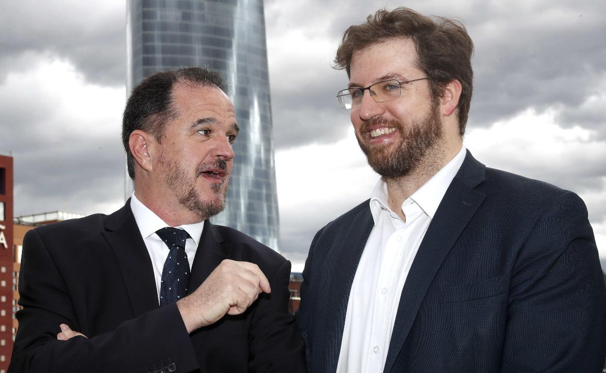 El candidato a lehendakari de la coalición, Carlos Iturgaiz, junto con Luis Gordillo, líder de Ciudadanos en Euskadi. 