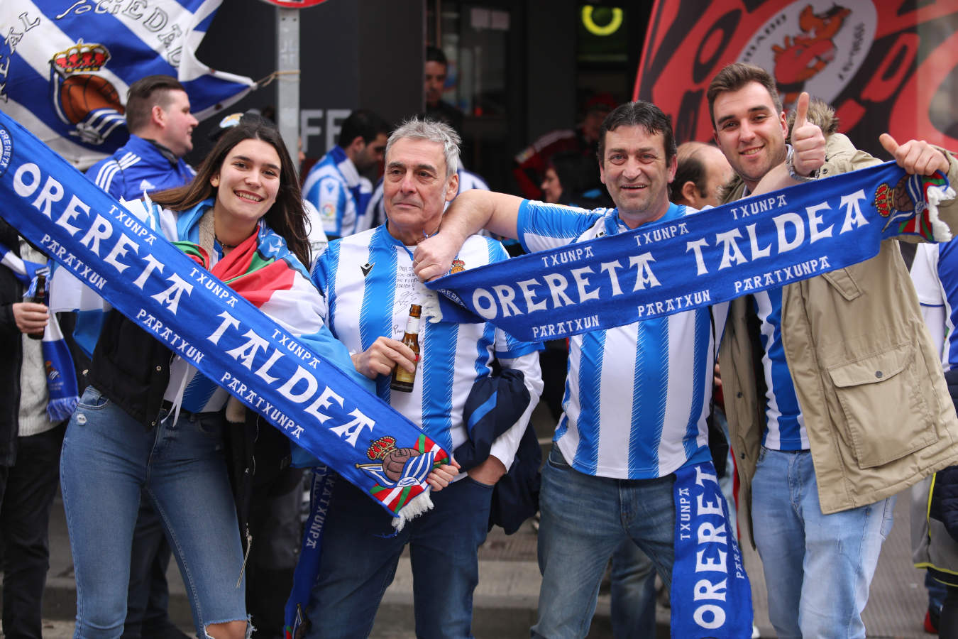 La afición de la Real Sociedad disfruta en las calles de la localidad burgalesa antes del Mirandés-Real.