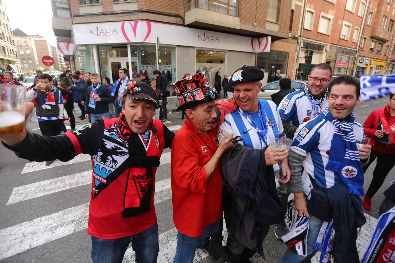 La afición de la Real Sociedad disfruta en las calles de la localidad burgalesa antes del Mirandés-Real.