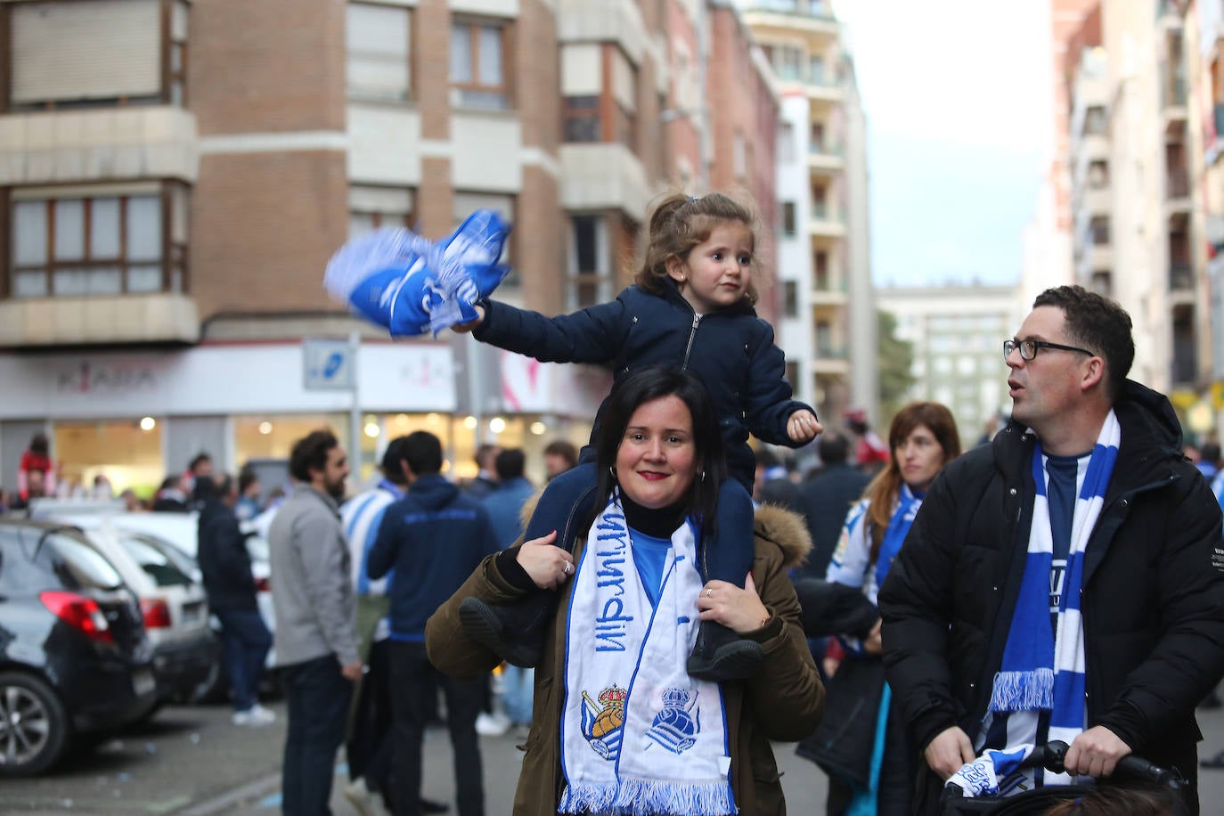 La afición de la Real Sociedad disfruta en las calles de la localidad burgalesa antes del Mirandés-Real.