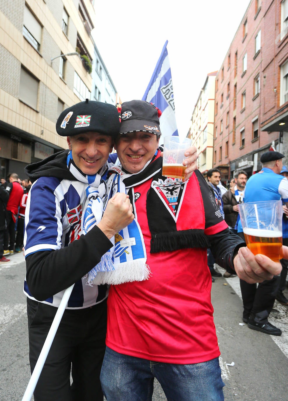 La afición de la Real Sociedad disfruta en las calles de la localidad burgalesa antes del Mirandés-Real.