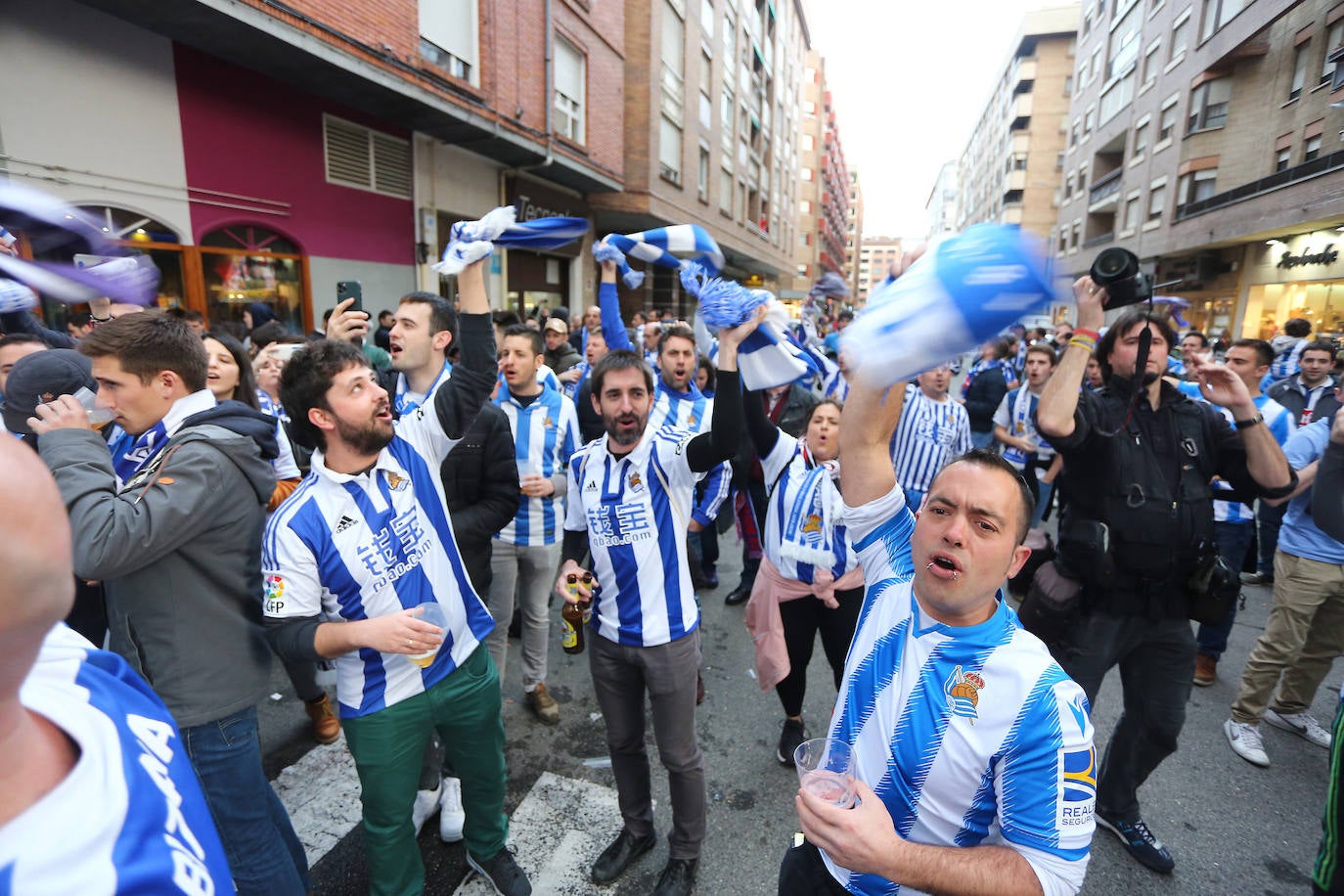 La afición de la Real Sociedad disfruta en las calles de la localidad burgalesa antes del Mirandés-Real.