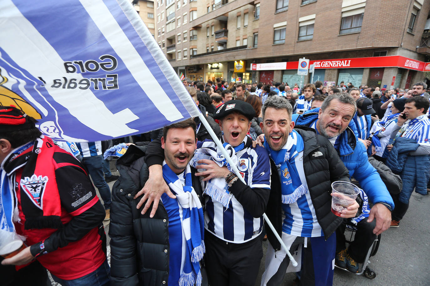 La afición de la Real Sociedad disfruta en las calles de la localidad burgalesa antes del Mirandés-Real.