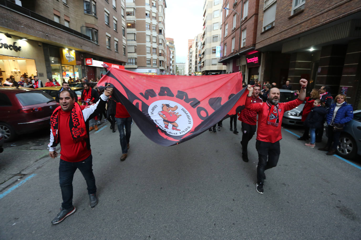 La afición de la Real Sociedad disfruta en las calles de la localidad burgalesa antes del Mirandés-Real.