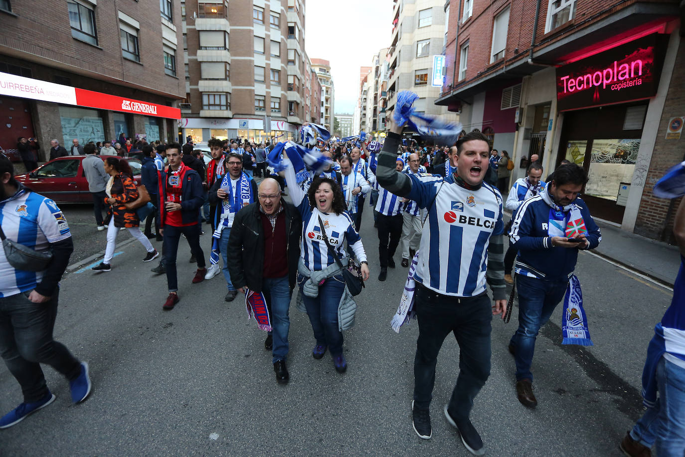 La afición de la Real Sociedad disfruta en las calles de la localidad burgalesa antes del Mirandés-Real.