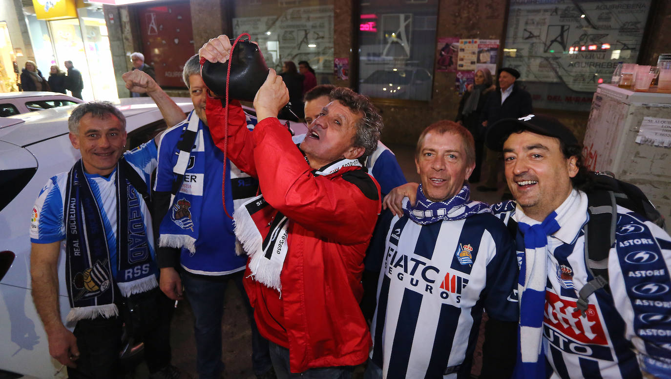 La afición de la Real Sociedad disfruta en las calles de la localidad burgalesa antes del Mirandés-Real.