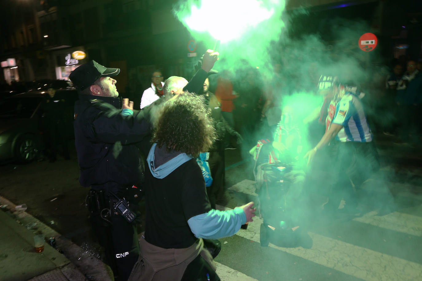 La afición de la Real Sociedad disfruta en las calles de la localidad burgalesa antes del Mirandés-Real.