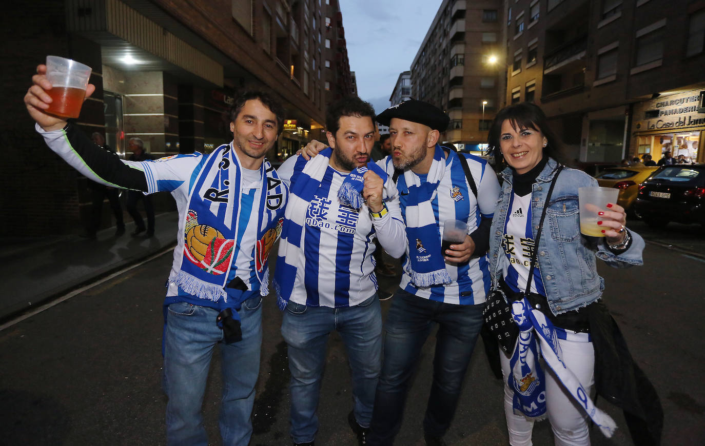 La afición de la Real Sociedad disfruta en las calles de la localidad burgalesa antes del Mirandés-Real.