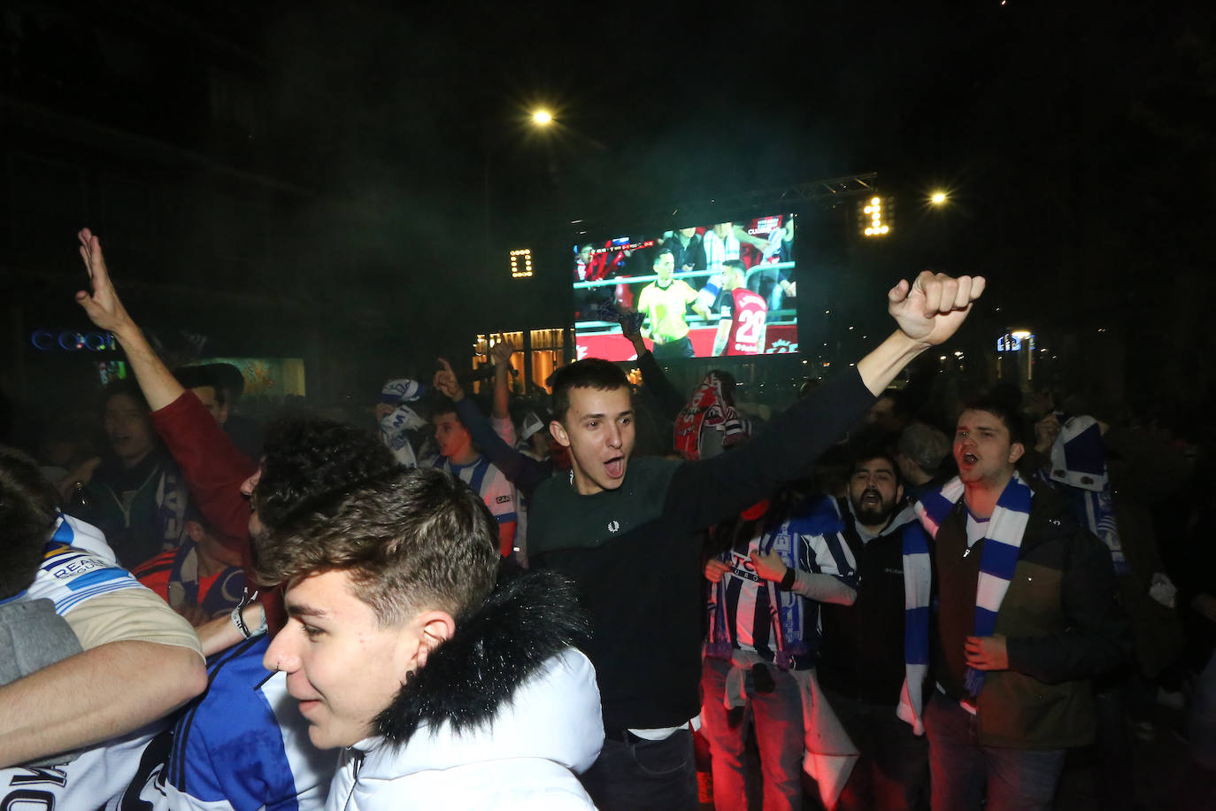 La afición de la Real Sociedad disfruta en las calles de la localidad burgalesa antes del Mirandés-Real.