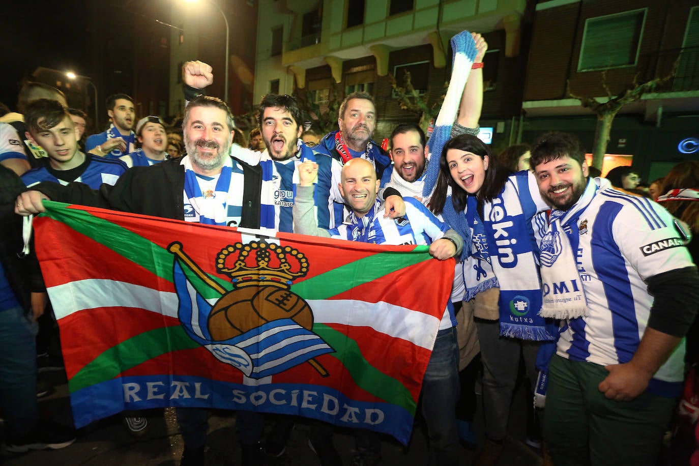 La afición de la Real Sociedad disfruta en las calles de la localidad burgalesa antes del Mirandés-Real.