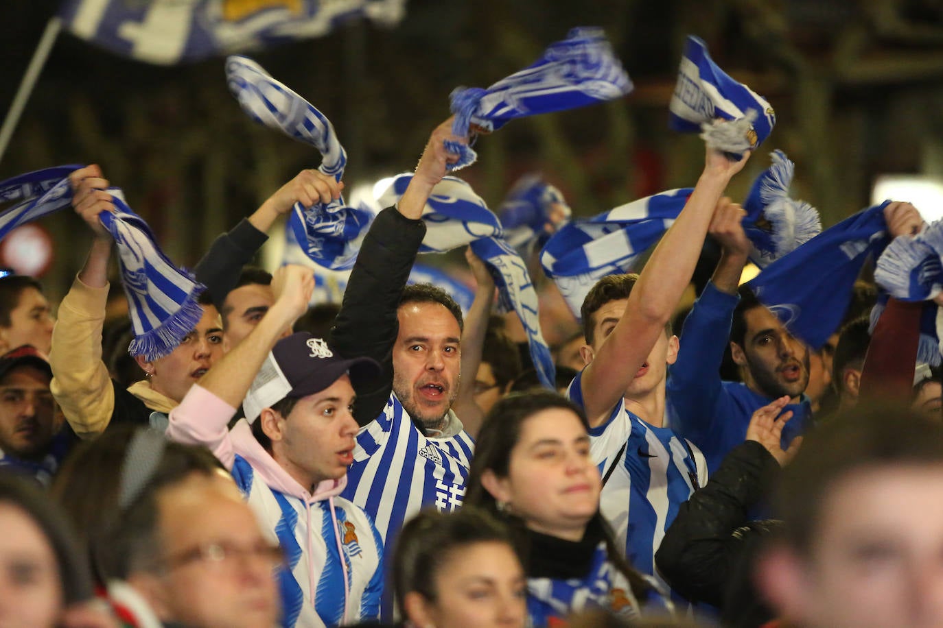 La afición de la Real Sociedad disfruta en las calles de la localidad burgalesa antes del Mirandés-Real.